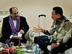 Bupati Ridwan Zakariah Sambut Dubes Pakistan Hadiah Kain Tenun Butur