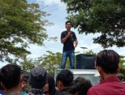 Warga Butur Demo Bupatinya Minta Dibangunkan Menara Seluler