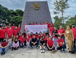 Peringati HUT ke-9, Claro Kendari Bersihkan Taman Makam Pahlawan