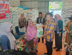 Ribuan Warga di Butur Kembali Terima Bantuan Beras