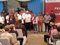 Ribuan Masyarakat Kota Raha Gembira Sambut Presiden Jokowi Kunker ke Muna