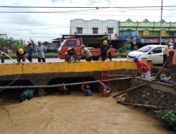 Cegah Banjir, DLH Kota Kendari bersama BPBD Kolaborasi Bersihkan Sumbatan Aliran Sungai