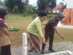 Kejari Muna Lakukan Upacara dan Tabur Bunga di TMP Watu Pute