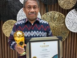 Plt Bupati Muna Terima Penghargaan UHC Awards dari Wapres RI