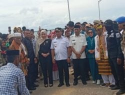 Tiba di Mubar, Bupati dan Wakil Bupati Disambut Ribuan Masyarakat