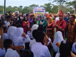 Wali Kota Kendari Serahkan Bantuan Pendidikan Rp106 Juta
