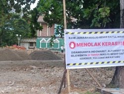 Tidak Miliki Izin, Pondasi Indomaret di Halaman Parkir Masjid Baitul Makmur di Bongkar Satpol-PP