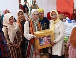 Dorong Promosi Produk Lokal, Ketua Dekranasda Sultra Serahkan Bantuan ke Perajin Tenun Desa Masalili