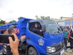 Wali Kota Kendari Serahkan 6 Unit Truk Pengangkut Sampah ke DLHK