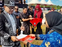 Wamendagri Serahkan 118 SK PPPK di Buteng